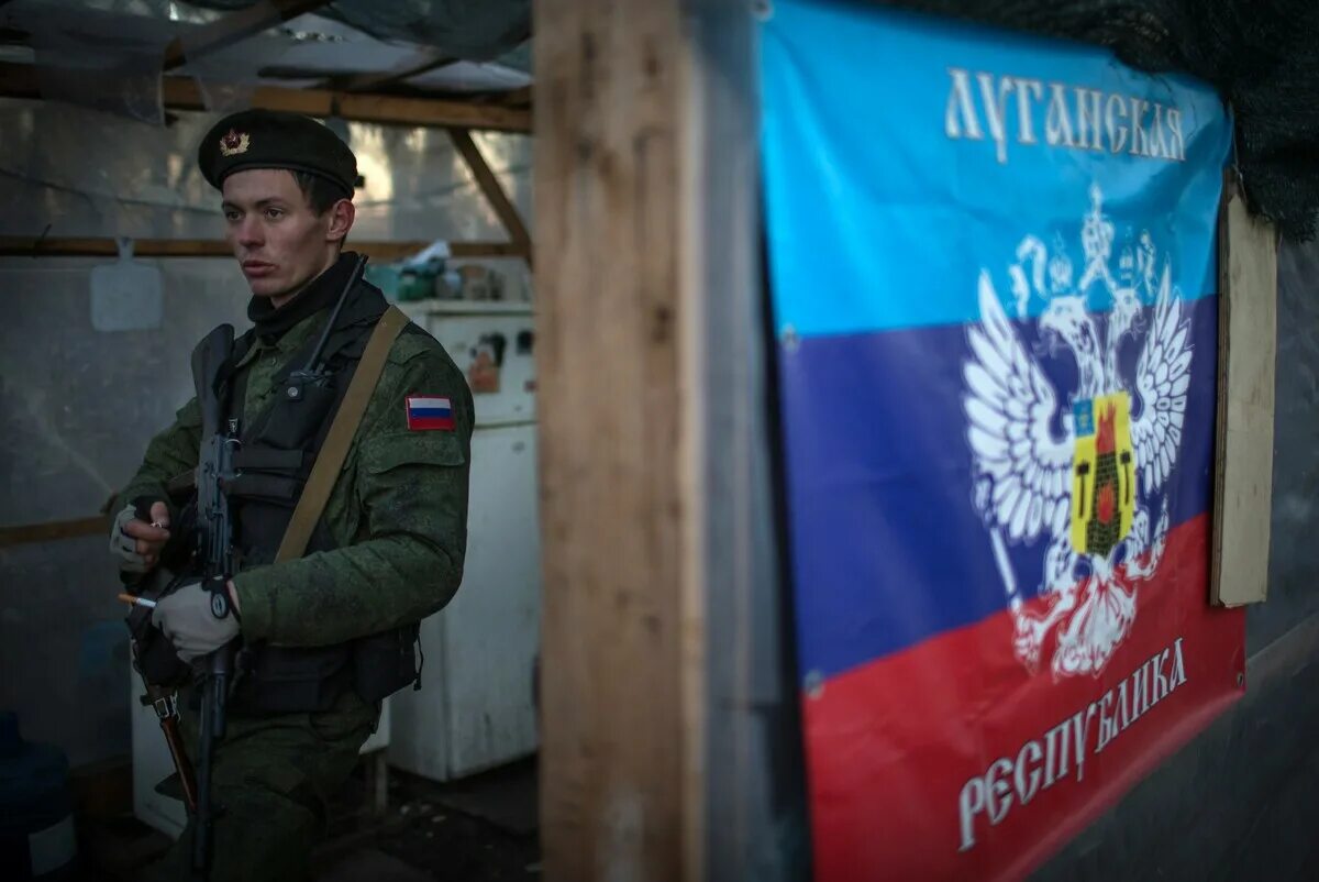Солдат с флагом. Про днр лнр. Южная осетия жители. Русский флаг на украине. Днр россия.