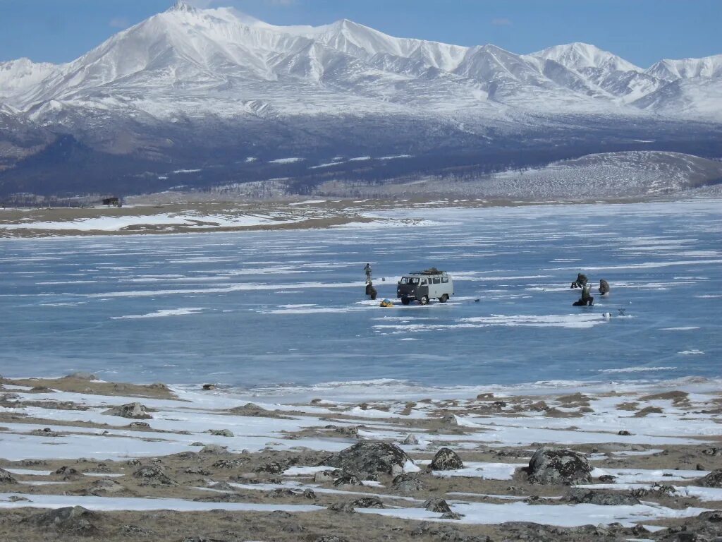 Озера младшие братья байкала. Оз Хубсугул Монголия. Озеро Хубсугул в Монголии. Монголия озеро Хубсугул зимняя рыбалка. Мунку Сардык озеро.