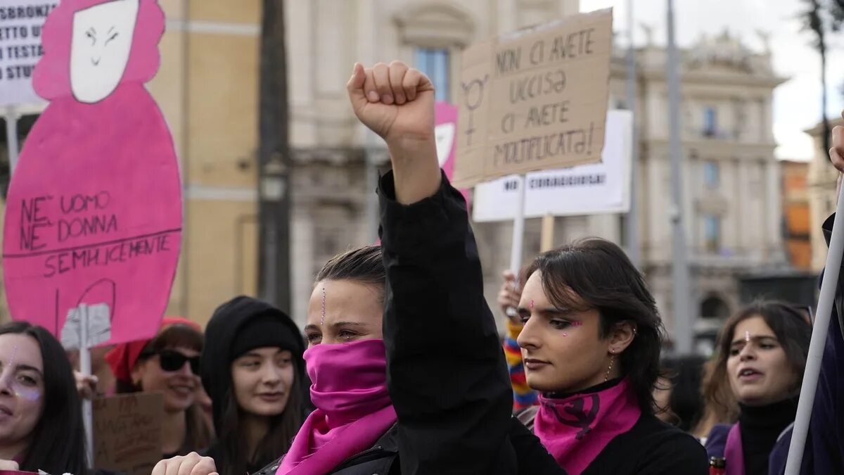 Protest against. Испанские феминистки. Протесты в Италии. Феминизм в Испании. Протест против насилия женщин.