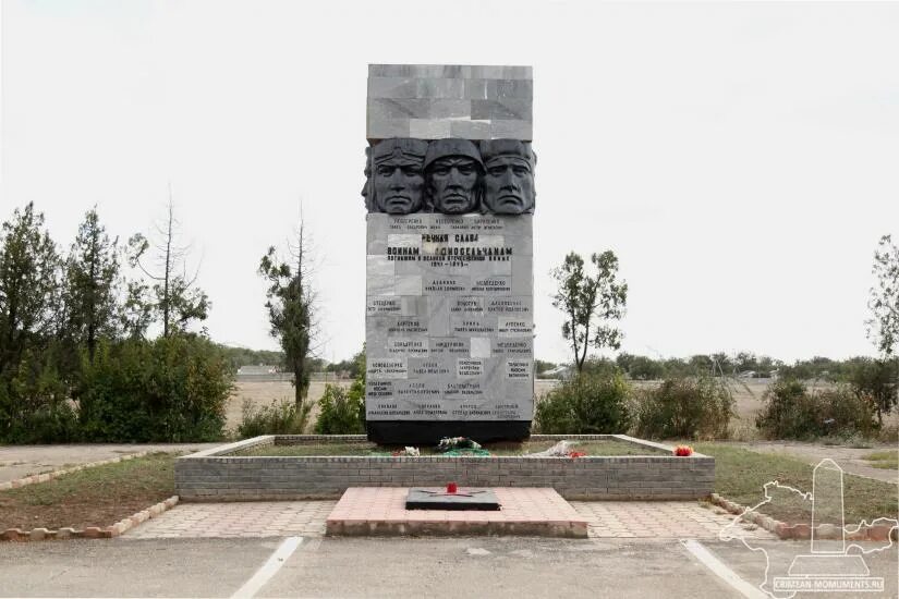 Погода крым кировский район село. Черноморский район село Кировское. Памятник в селе Кировское Черноморский район. Памятники Крым Кировское Черноморский район. Республика Крым, Черноморский район, село Кировское.