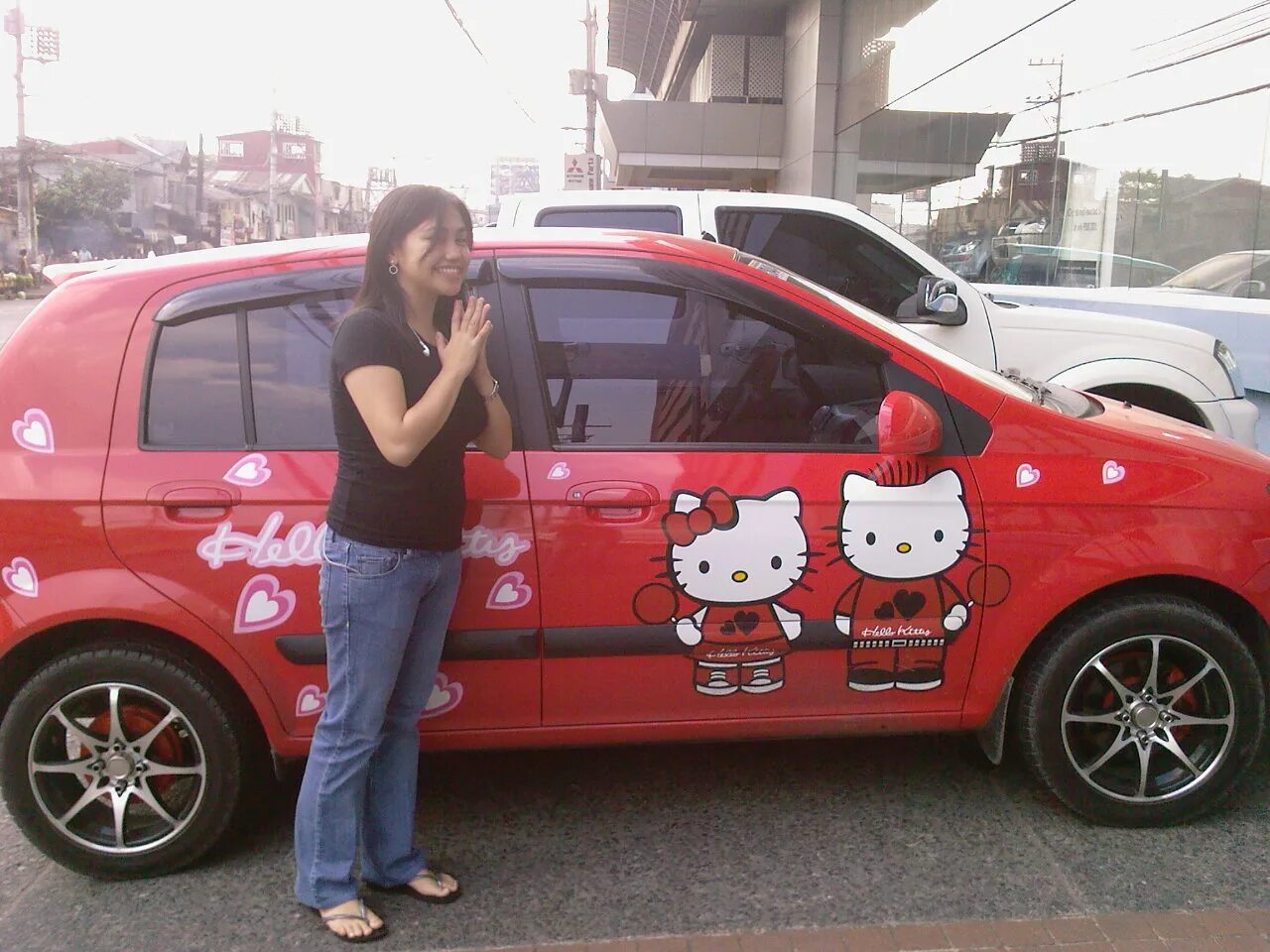 Машина хеллоу. Hello Kitty автомобиль. Матиз Хеллоу Китти. Розовый Мерседес с Хеллоу Китти. Пежо Хелло Китти.