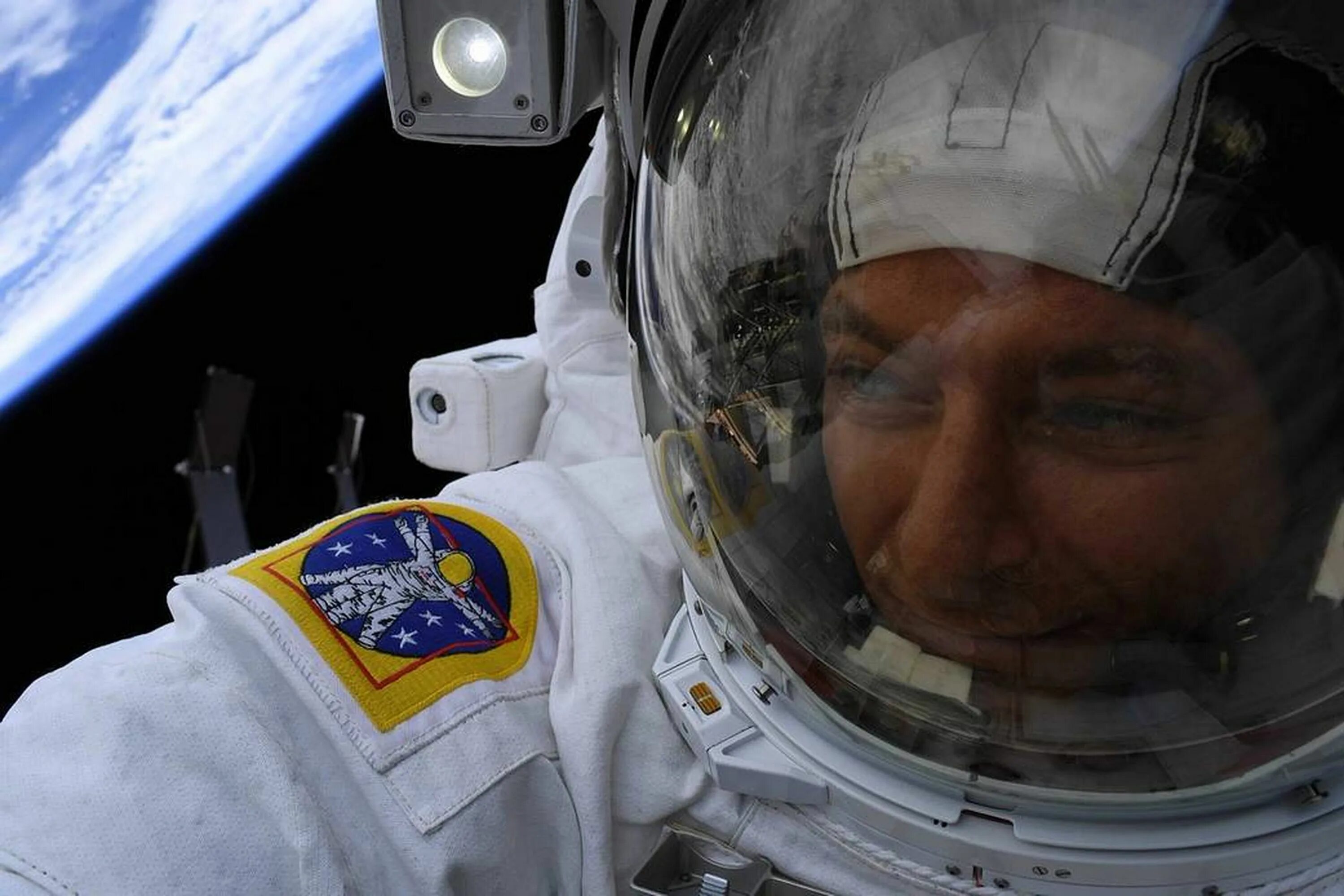 Первый выход на орбиту. Космонавт в космосе. Космонавт в открытом космосе. Открытый космос. МКС космонавты в открытом космосе.