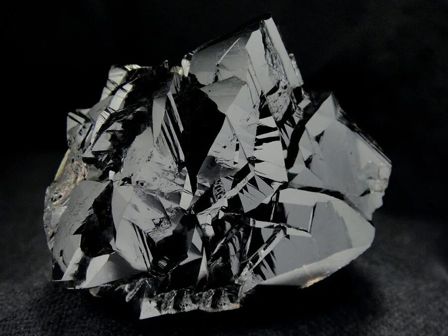 Кристаллы касситерита — Оловянная руда. Касситерит минерал. Олово касситерит. Касситерит оловянный камень.