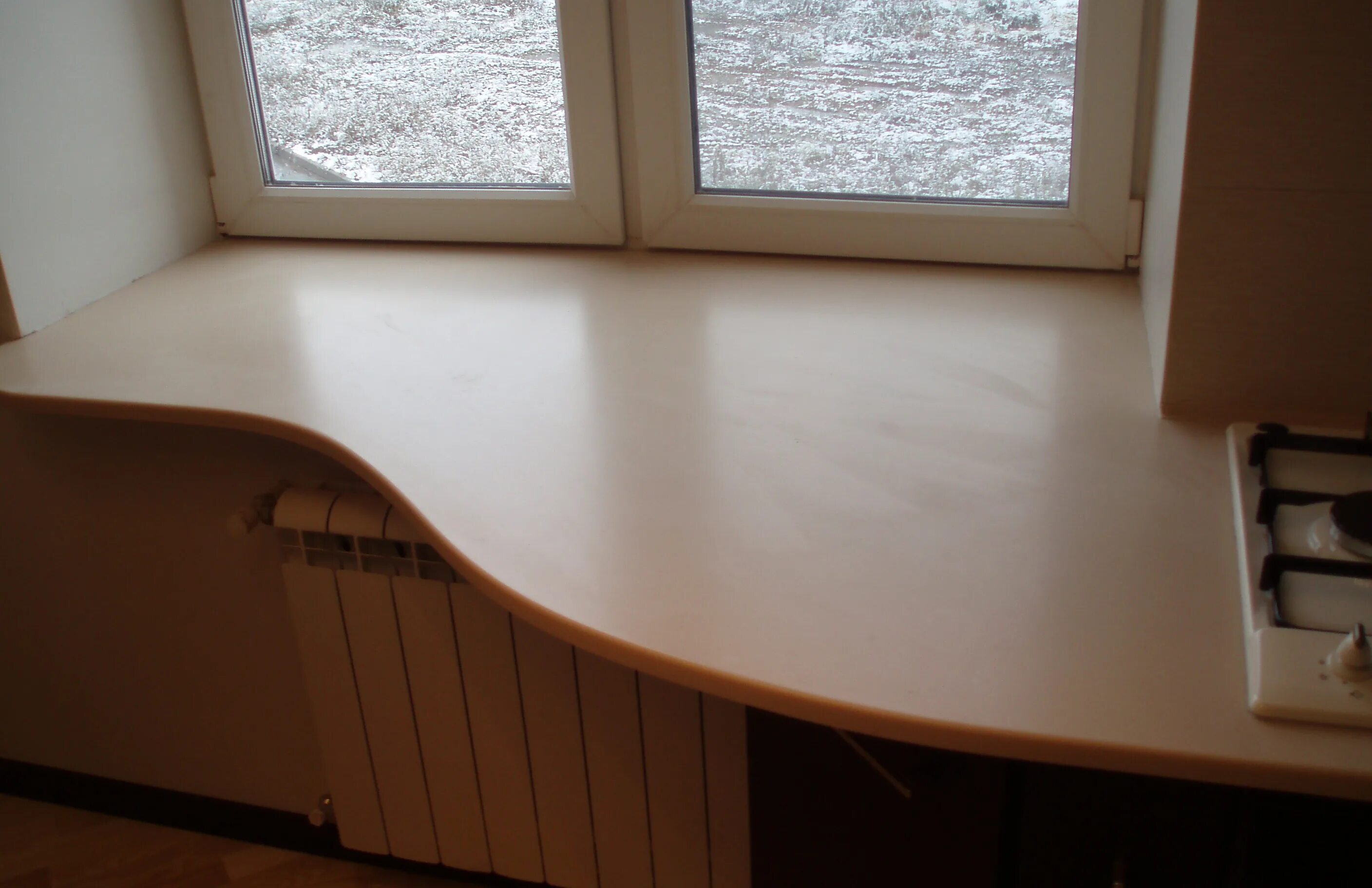 Стол вместо подоконника. Стол вместо подоконника. Столик на подоконник. Стол-подоконник на кухне. Столешница у окна.