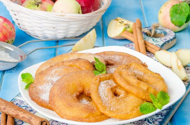 Яблоки в кляре на сковороде простой рецепт. Яблоки в кляре. яблоки жареные в кляре. яблочные кольца в кляре. яблоки в тесте жареные подача.
