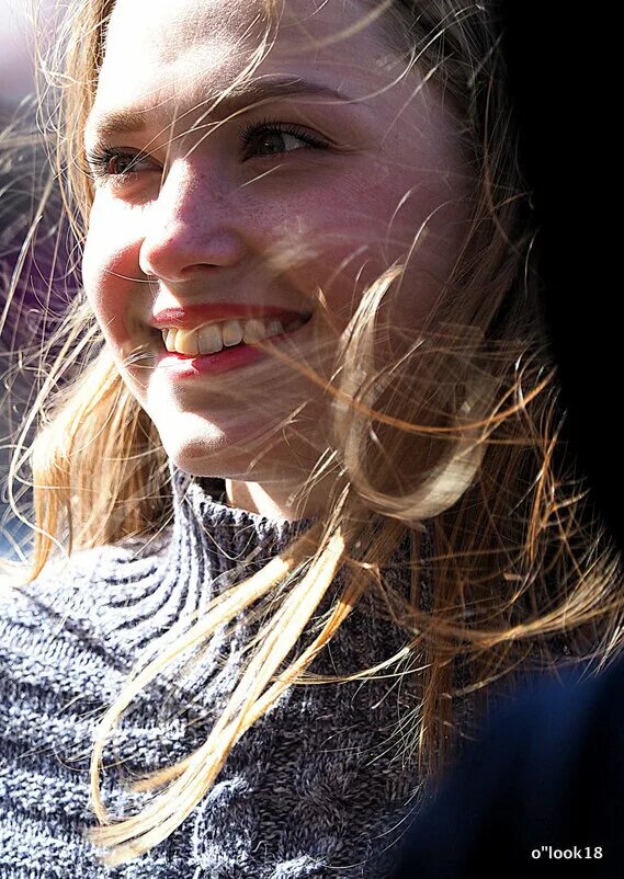 Женщина на выставке. Актер натан филлион. Натан филлион часы. Нэйтан филлион. Лик молодости.