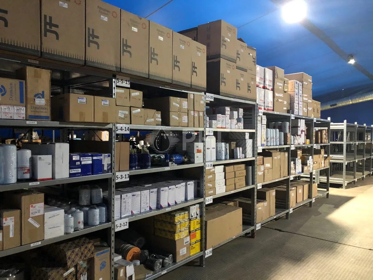 Склад мелкой бытовой техники. Запчасти для бытовой техники. Магазин склад автозапчастей. Магазин склад техники. Складирование бытовой техники.