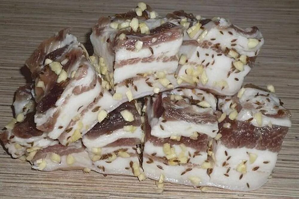 Сало. Сало с просойками мясо. Сало соленое. Подчеревок холодного копчения. Сало соленое.