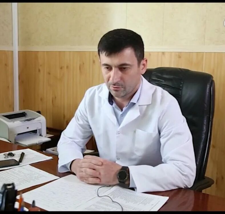 Главврач центральной районной больницы. Амиев рашид казбековская црб. главный врач казбековской центральной больницы амиев. больница избербаш главврач. гбу рд «казбековская црб».