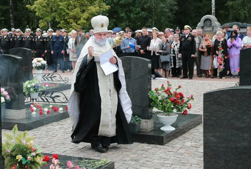 Курск похоронили. Серафимовское кладбище подлодка Курск. Память погибших подводников Курска похороны. Серафимовское кладбище Курск мемориал. Мемориал памяти подводной лодки Курск СПБ.