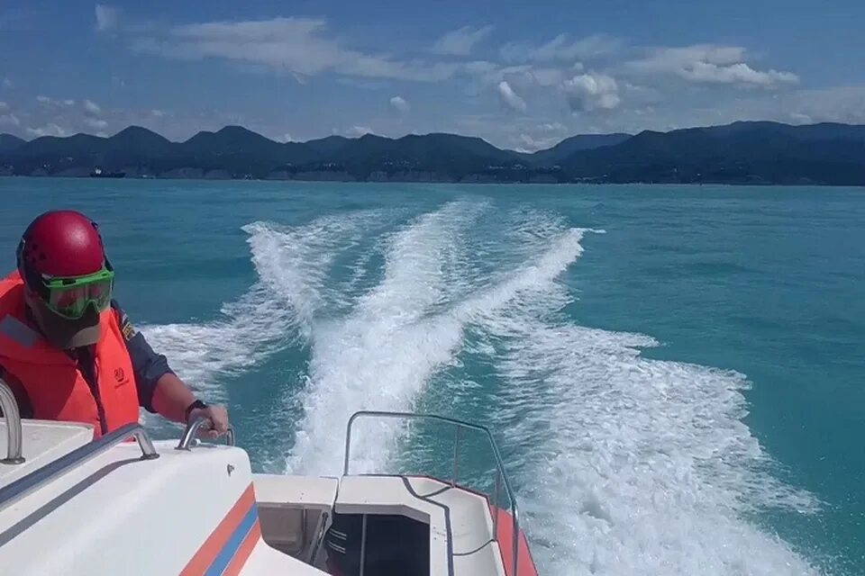 Нашли в море путешественника. Дети в сочи на чёрном море. Нашли в море путешественника. Нашли в море путешественника. Мчс на море.