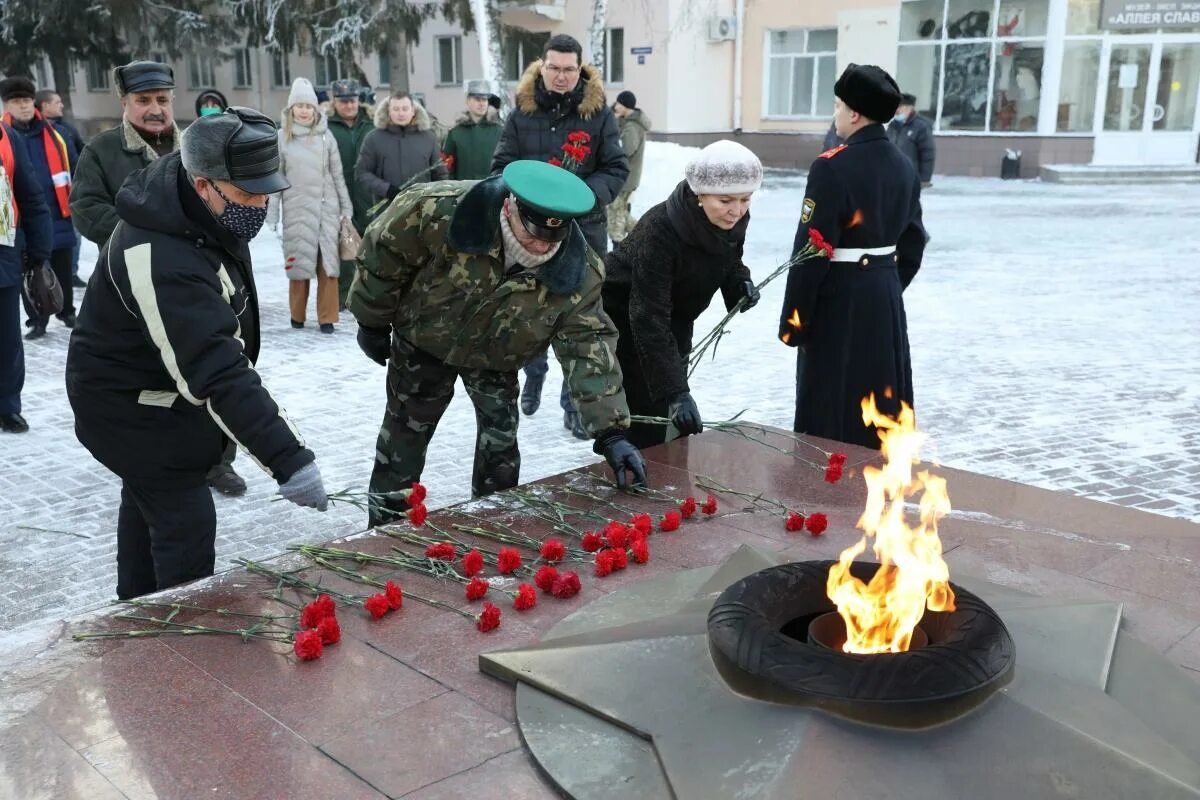 Акция посвященная дню неизвестного солдата. Вечный огонь курган. возложение цветов к памятнику неизвестного солдата. фото минута молчания у вечного огня. день неизвестного солдата минута молчания.