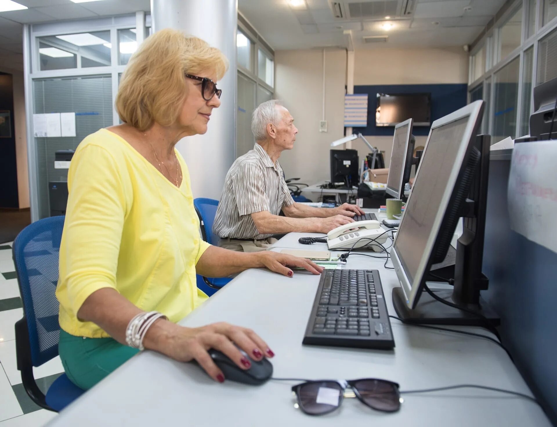 пенсионный возраст для женщин. пенсионный возраст в россии. возраст выхода на пенсию для женщин. пенсионный возраст. пенсионная реформа инфографика.