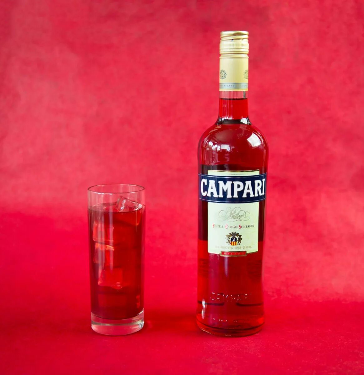 Кампари красный. Красный Биттер Кампари. Биттера Campari. Кампари ликер. Красный ликер Campari.