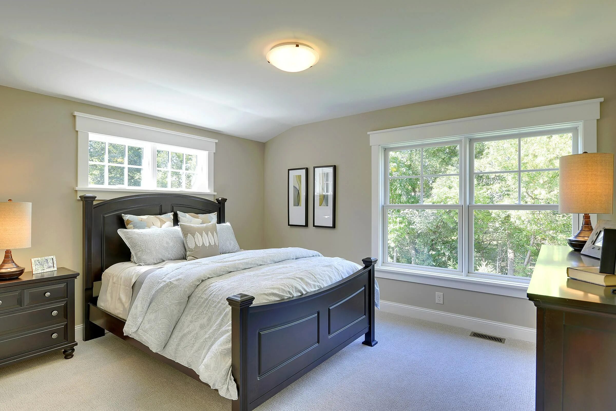 Спальня в коричневых тонах. Dulux чирок. Оранжевые стены в интерьере. Американская спальня. Желтая комната.