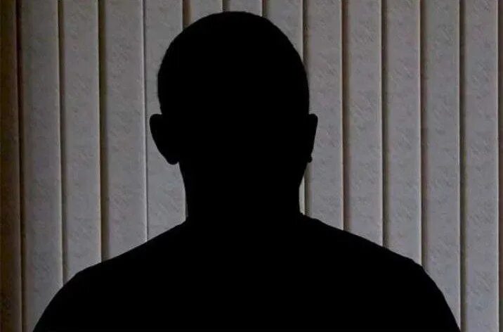 Человек который скрывает лицо. Человек который скрывает лицо. Мужское лицо в тени. Человек который скрывает лицо. Человек который скрывает лицо.