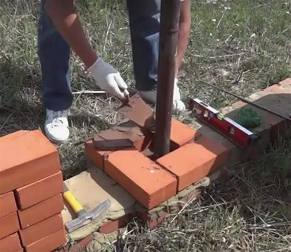 Столб 1.8. Кол. во кирпича на заборный столб 2м. обкладка столбов кирпичом для забора. высота кирпичных столбов для забора 2 метра. столбы для забора в полтора кирпича.