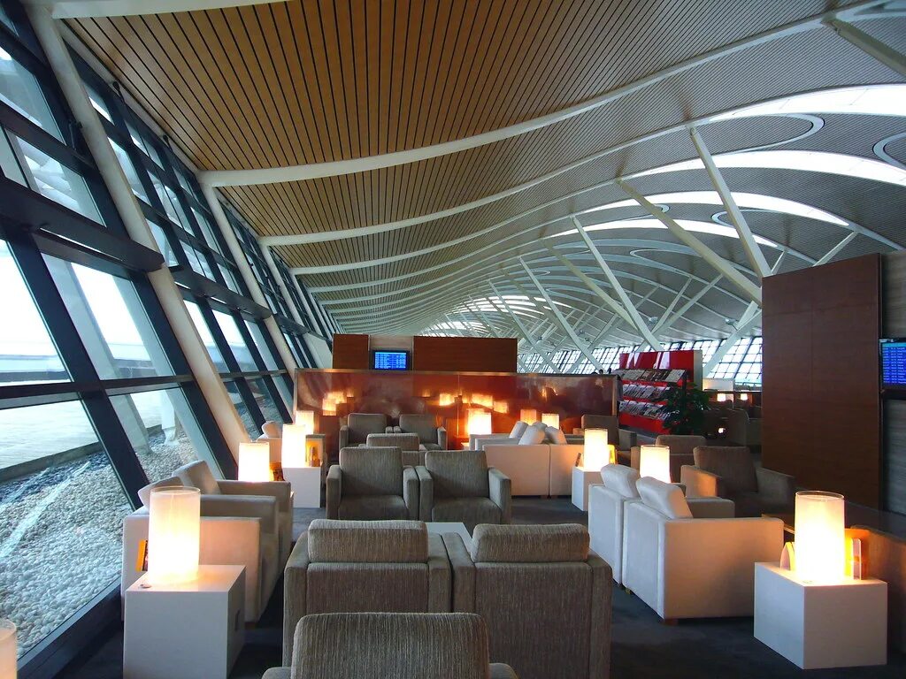 Аэропорт санья бизнес зал. Лаунж зона в аэропорту. аэропорт бодрум лаунж зона. бизнес зал аэропорта тбилиси. зона ожидания в аэропорту.