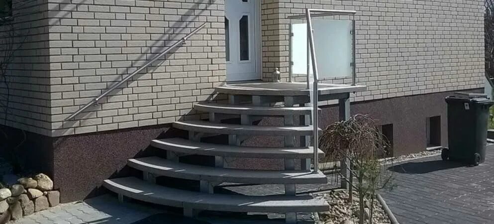 Пространство напротив находившегося между крыльцом и глухой