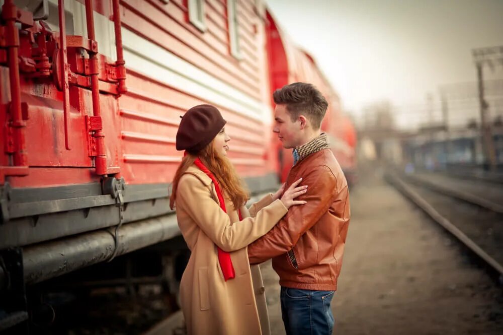 Песня на прощание на свидание. Парень и девушка на вокзале. Влюбленные на вокзале. Прощание на вокзале. Встреча на вокзале.