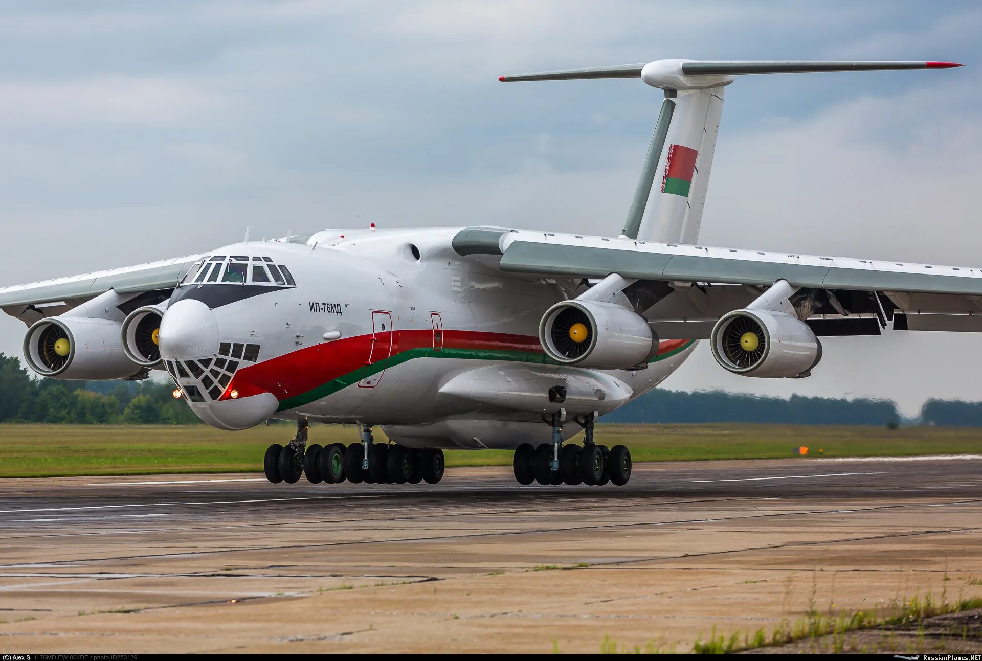 Ил фото. Ильюшин ил-76мд. Ил-76 военно-транспортный самолёт. Военно-транспортный самолёт ил-76мд. Ильюшин ил 76.