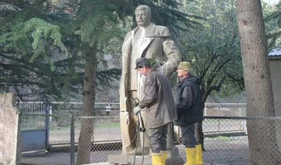 Памятник сталину в грузии. Гори грузия памятник сталину. памятник сталину в тбилиси.