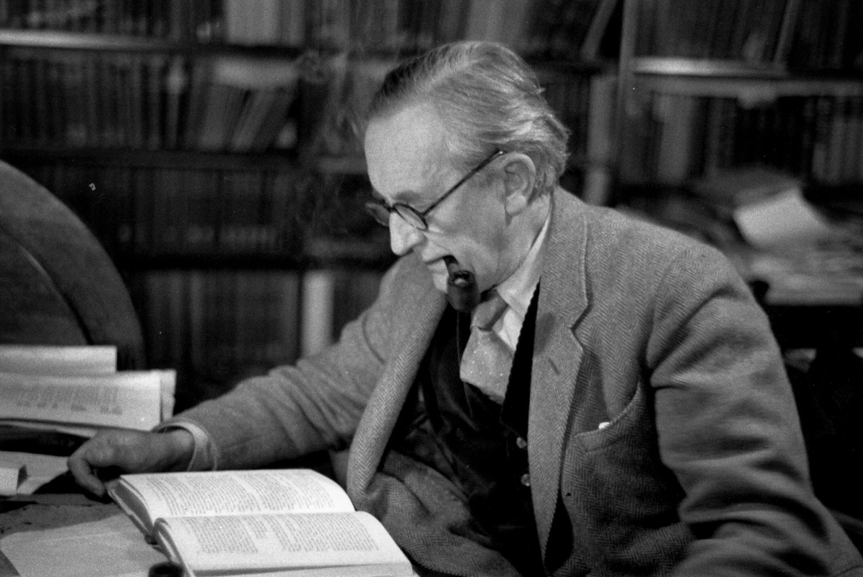 Р р толкин. Дон рональд роуэлл толкин. писатели джон рональд руэл толкин. джон рональд руэл толкин (1892-1973). john ronald reuel tolkien.