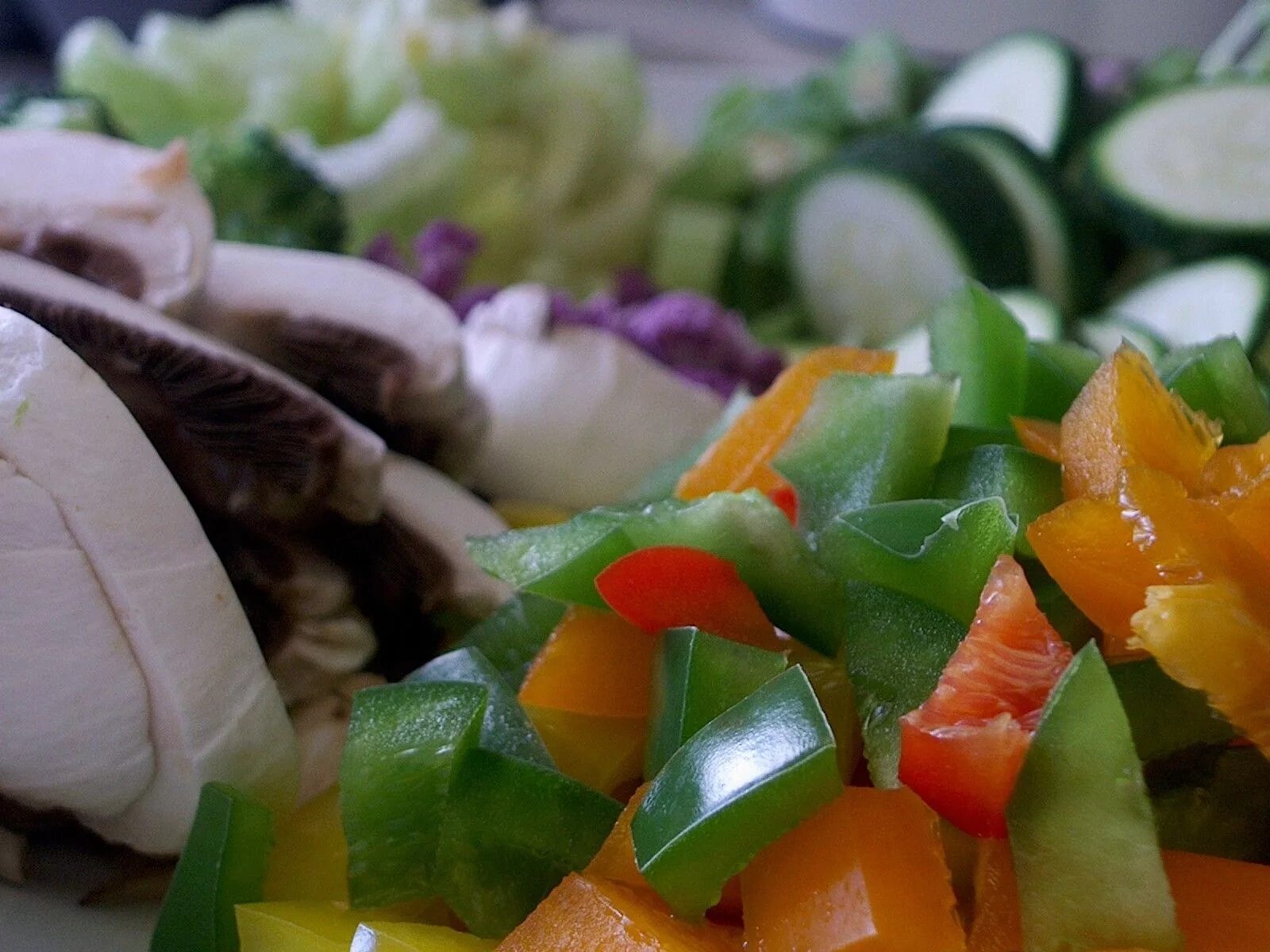 Chop vegetables. Нарезанные овощи. Порезанные овощи. Салат мелко нарезанных овощей. Резать овощи.