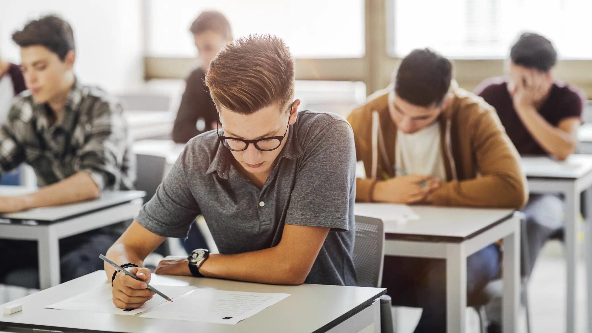 Examination student. Учеба. Студенты учеба. Студент на экзамене. Студент готовится к экзамену.