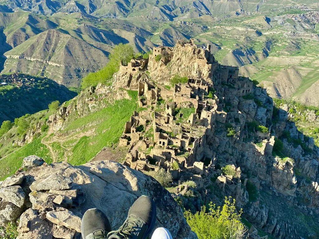 Экскурсии махачкала однодневные. Село-призрак Гамсутль Дагестан. Город призрак в Дагестане Гамсутль. Аул Гамсутль Дагестан. Дагестан заброшенный аул Гамсутль.