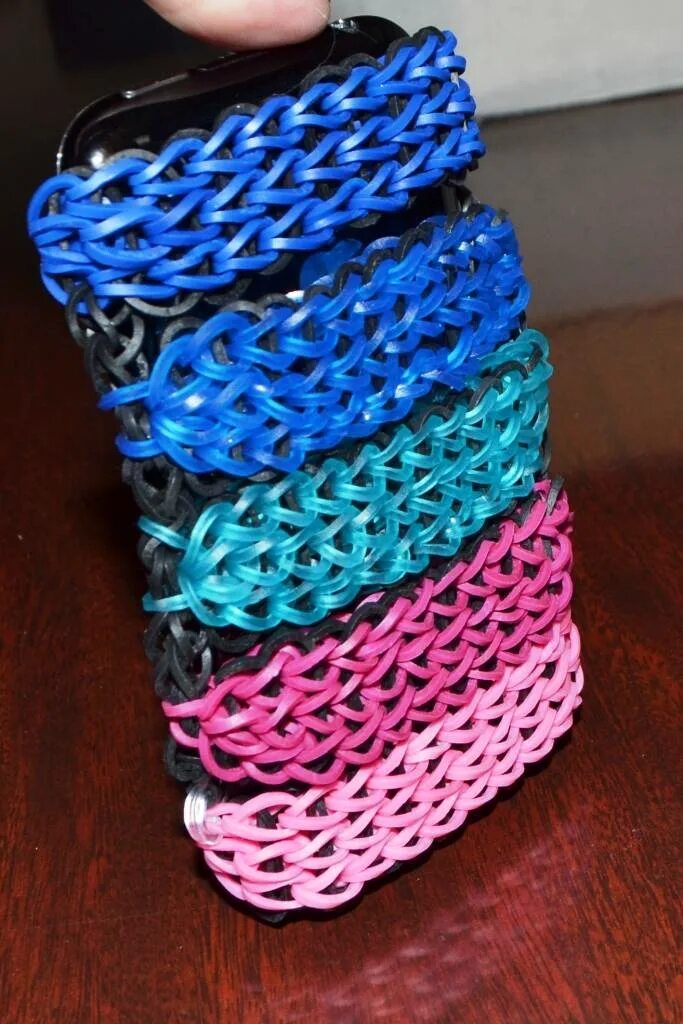 Браслеты из резинок. Браслеты рейнбоу лум чешуя дракона. Браслеты рейнбоу лум. Плетение браслетов из резинок. Резиночки rainbow loom.