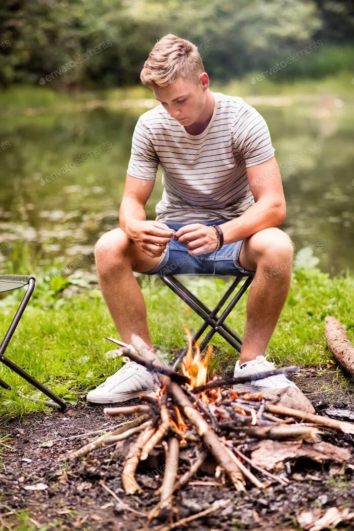 Camping boys. Мальчики в кемпинге. Парень сидит на природе. На чем сидеть на природе. Шварц сидит на природе.