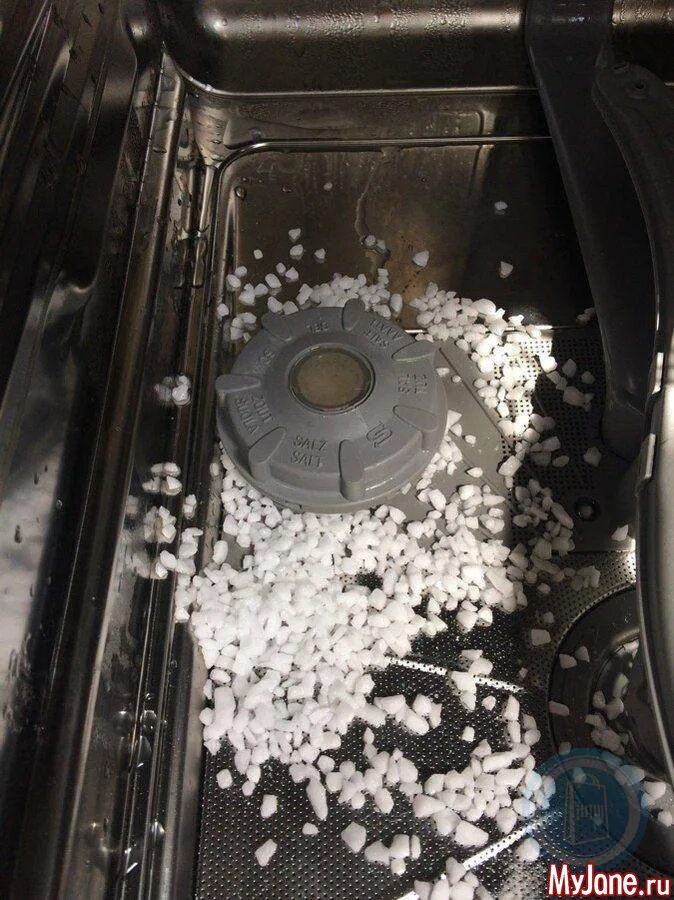Засыпка соли в посудомоечную машину. Соль таблетированная для посудомоечных машин. Загрузка таблетированной соли в посудомойку. Что засыпать в посудомоечную машину. Можно ли соль в стиральной машине