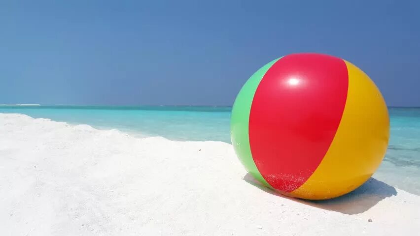 Beach ball sitting. Шарики на пляже. Море пляж мяч. Мяч пляжный. Beach ball sitting.
