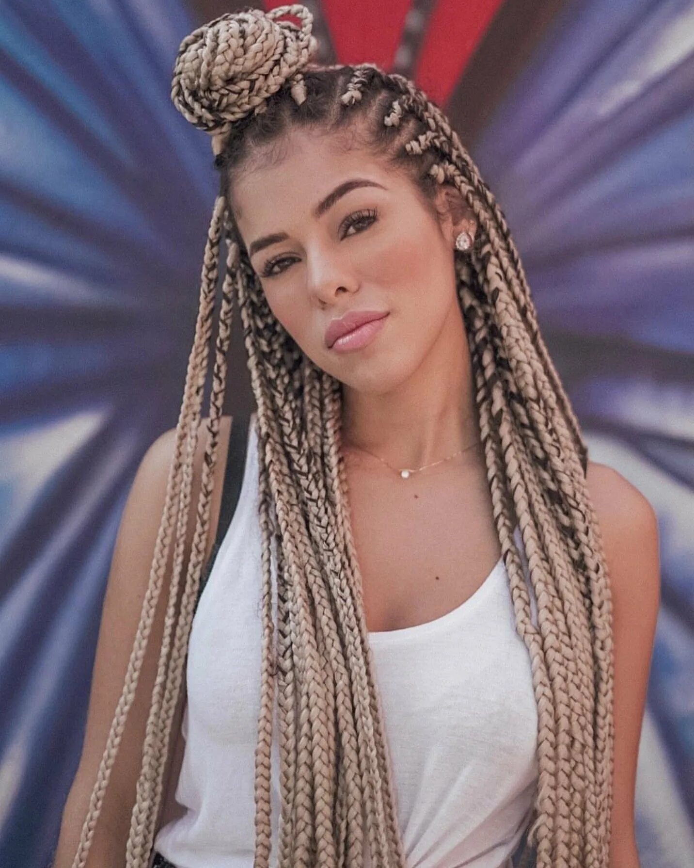 Рианна брейды. Белые косички. Пепельные боксерские косы. Африканские косички сенегальские. 2 афрокосы.