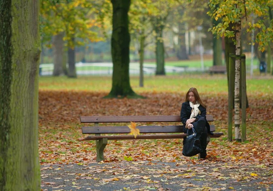 Осенняя прогулка девушки. Осенний парк с людьми. люди в парке осень. одинокая лавочка в парке. прогулка в парке девушка.