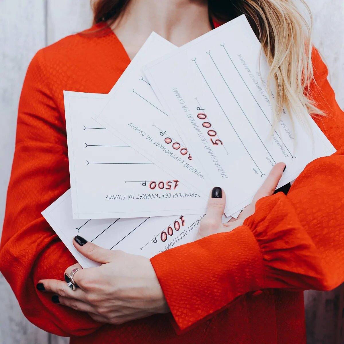 Сертификат в подарок девушке. Подарочный купон. Девушка с подарочным сертификатом. Красивые подарочные сертификаты. Подарить девушке сертификат.