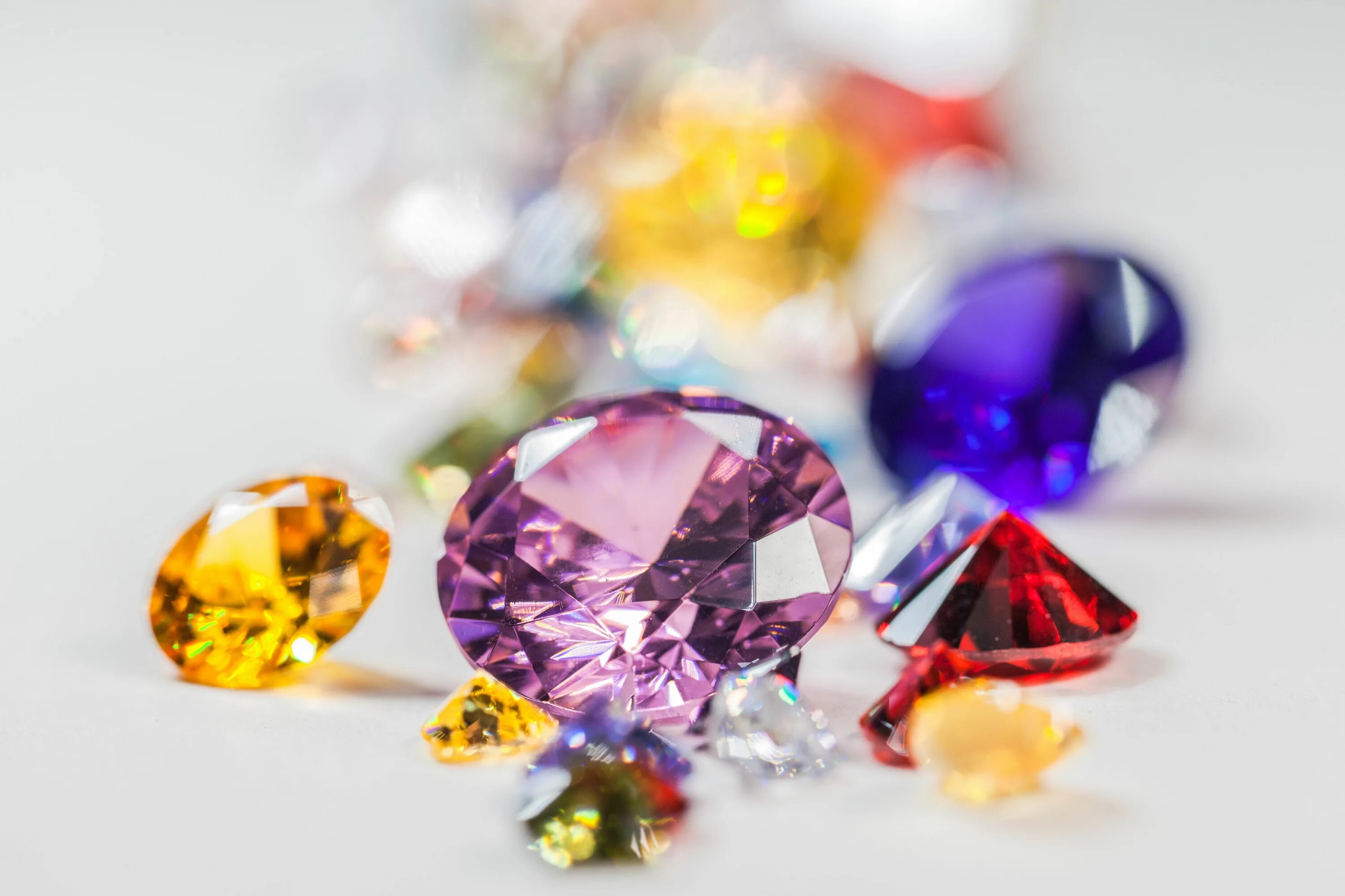 Цветные бриллианты. Разноцветные Алмазы. Россыпь драгоценных камней. Фантазийные бриллианты. Цветные самоцветы