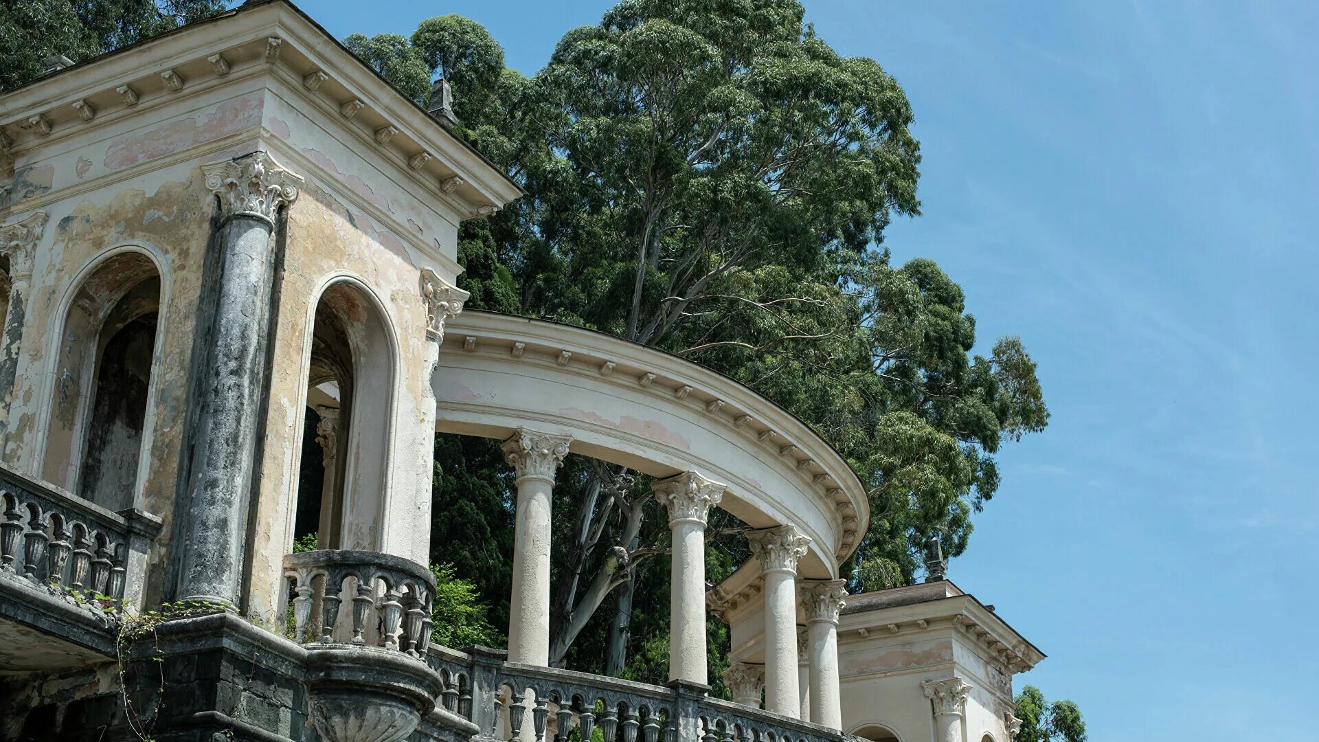 Колоннада в сухуми. Абхазия сухум колоннада. колоннада сухум. колоннада сухум фуникулер. сухум колоннада на набережной.