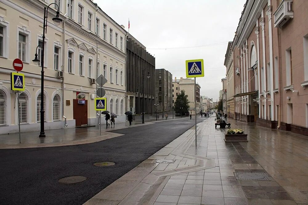 Ул б дмитровка. Улица большая Дмитровка. Большая Дмитровка Москва. Улица Дмитровка в Москве. Большая Дмитровка пешеходная.