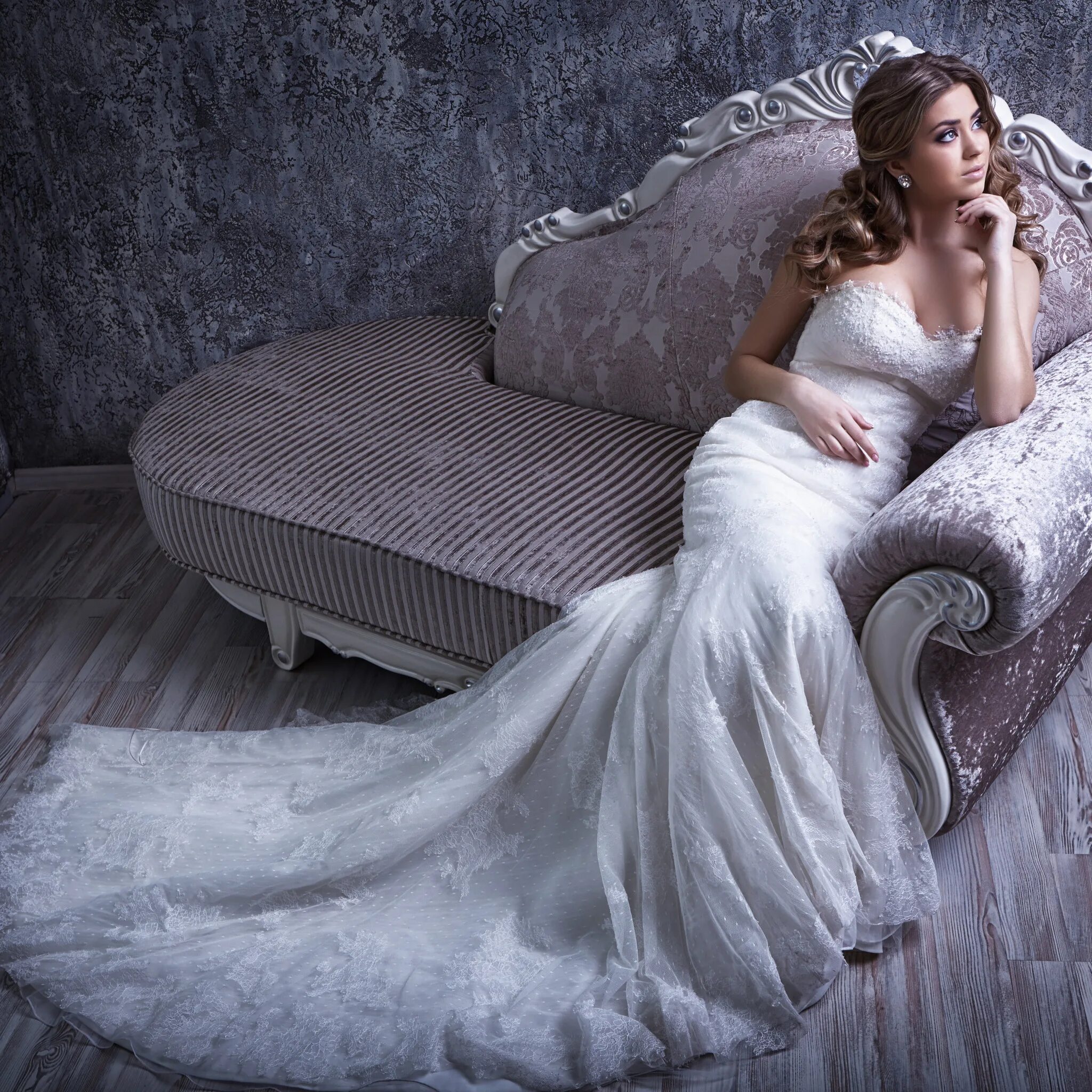 Сонник быть в платье. Фотосессия на диване в платье. Невеста в платье сидит. Позы для фотосессии в пышном платье. Свадебное платье на кровати.