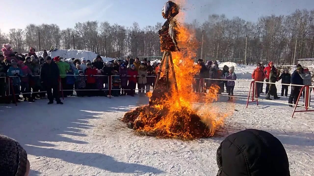 Сжигание чучела на масленицу видео. Орск сжигание чучела. Орск сжигание чучела. Орск сжигание чучела. Масленица в орске.