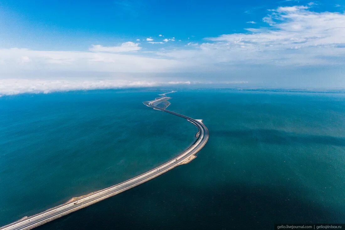 Этот город находится на побережье керченского пролива. Крымский мост через Керченский пролив. Крымский мост Керченский пролив. Мост в Крыму через Керченский пролив. Крымский мост 19 км.