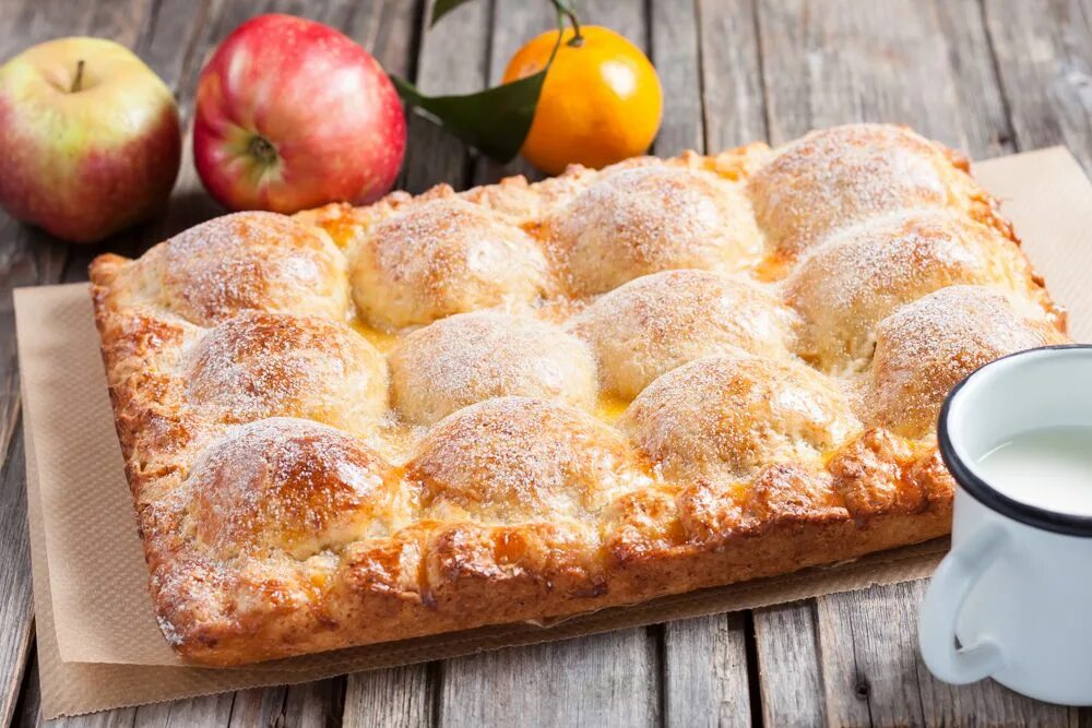 Вкусный яблоками в духовке. Пирог из творожного теста с яблоками. Пирог с яблоками на творожном тесте. Пирог с творогом и яблоками. Творожный пирог с яблоками.