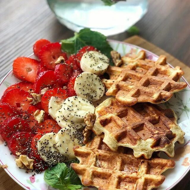 Творожные вафли в вафельнице. Вафли с творогом и фруктами. Творожные вафли фото. Пп венские вафли с творогом. Пп венские вафли с творогом.