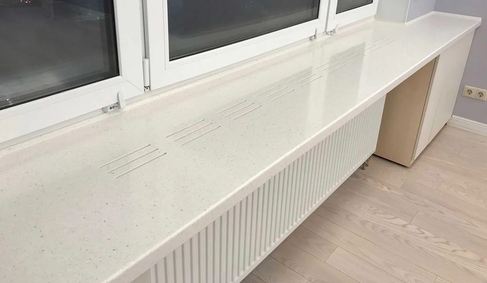 Подоконники из искусственного. Полукруглый подоконник пластиковый. Подоконник corian sparkling white. Avant 1012 амьен кварцевый агломерат. Кварцевый агломерат подоконники.