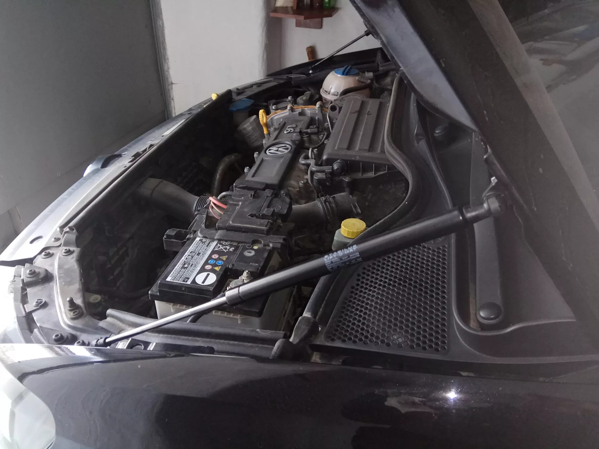 Газовые упоры капота vw polo liftback. Упоры капота фольксваген поло. Упор капота поло седан. Vw polo упоры капота. Газовый упор vw polo.