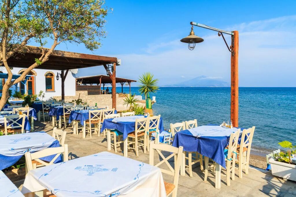 Таверна в греции. Ilios greek taverna красная. Пелопоннес. Крит таверны. Греческие синие стулья.