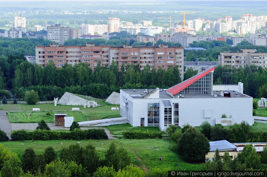 Фото дворца пионеров. Дворец пионеров Киров. Кировский дворец пионеров мемориал. Парк у дворца пионеров Киров. Парк дворца мемориал Киров.