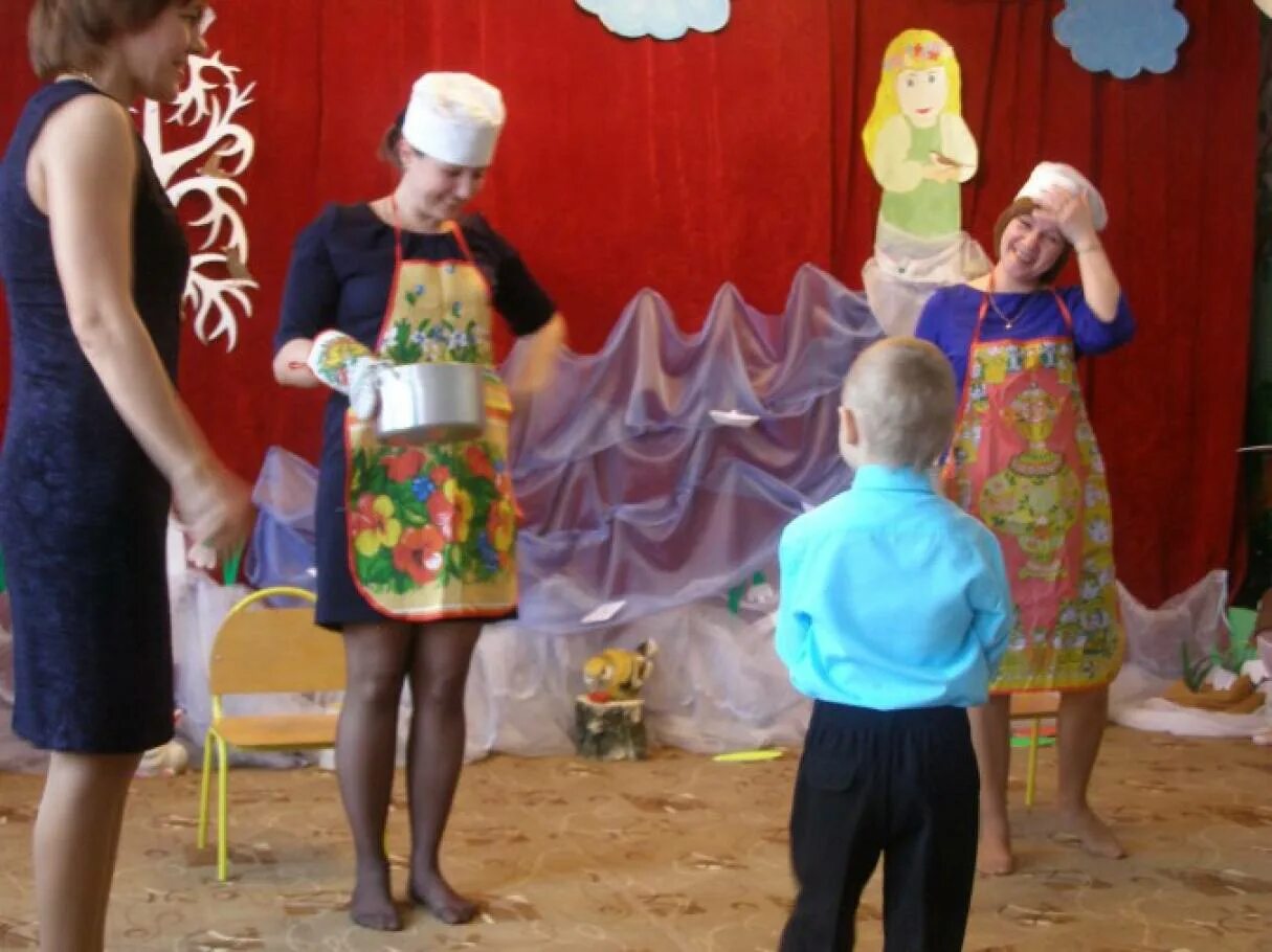 Девочка снегурочка на утреннике. Воспитательница на детском утреннике. Праздник мам в садике. Снегурочки на детском утреннике. Утренник воспитательница.